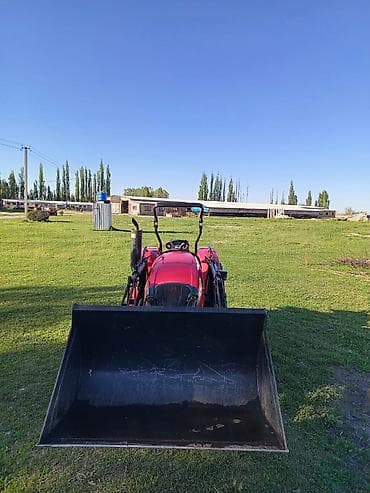 купить трактор джон дир: Продаётся компактный колесный трактор красного цвета с установленным — 3