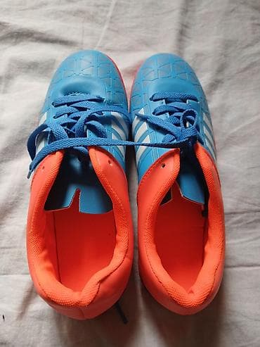 язычок: Футбольные бутсы (сороконожки) adidas для игры на искусственном — 1