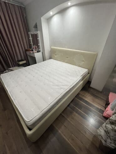 Двуспальная кровать, Б/у, С матрасом, длина - 200 см