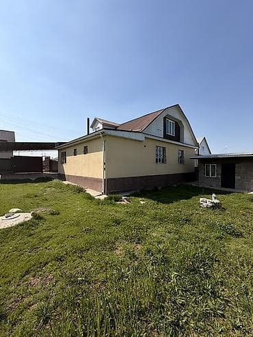 сдаю дом на длительный срок: Продается жилой дом с участком. - Дом капитальный, 1,5–2 этажа, фасад — 4