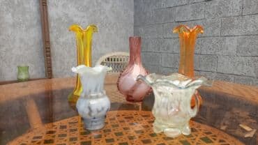 Вазы цветное стекло Богемия. в идеальном состоянии. Цена за одну вазу