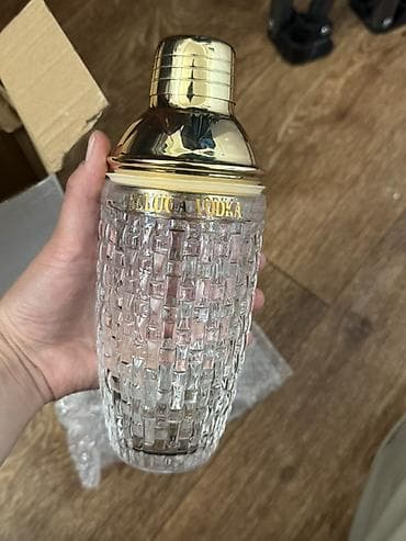 пластиковый бутылка: Коктейльный шейкер Beluga Vodka - Элегантный шейкер с рельефным — 1