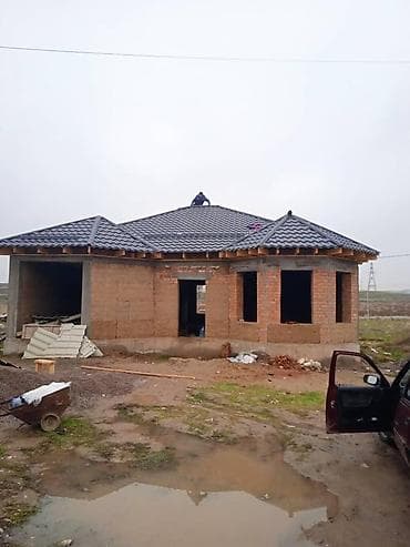 Үйлөрдү сатуу: Продается недостроенный дом. Село Новопокровка от Бишкека 1 км. Район — 1