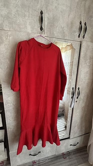 Платье-свитшот ярко‑красного цвета с волнистым низом. - Фасон: прямой