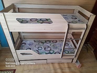 Эмерек: Двухъярусная детская кровать из ЛДСП в светлом древесном цвете. - Два — 2