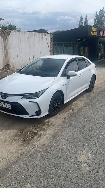 golf 3: Toyota Corolla: 2021 г., 1.8 л, Вариатор, Гибрид, Седан — 1