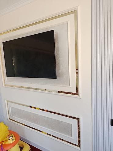 Пардалар жана жалюзи: Настенная панель с нишей под телевизор и декоративными вставками - — 1