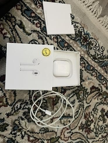 Аудиотехника: Беспроводные наушники Apple AirPods с зарядным кейсом Комплектация: - — 1