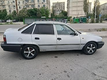 Легковой автомобиль седан/лифтбек белого цвета. Трёхобъёмный кузов с 4