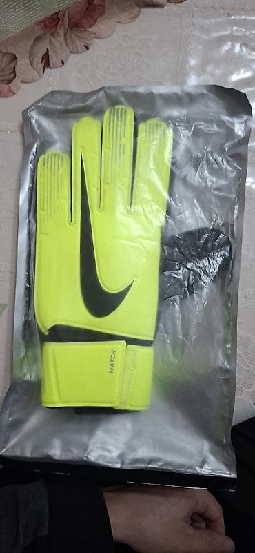 Спортивные сумки: Вратарские перчатки сатылат. Жапжаны найк фирмасы. Баасы 590 сом — 1
