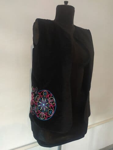 брендовая одежда бишкек: Продаю жилеты с ручной вышивкой. Размеры 44, 46, 48. Чёрные бархатные — 4