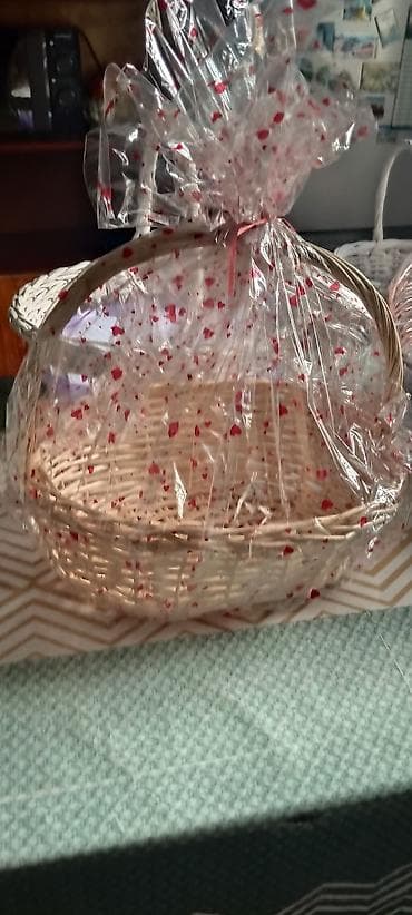 LED гирляндалар: Плетёные подарочные корзины, оформленные в прозрачный подарочный — 3