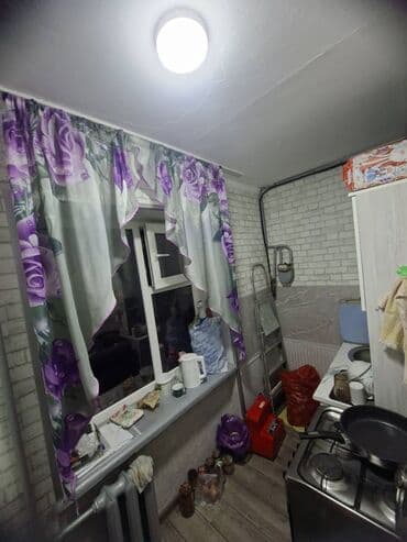 срочно продаётся 1 комнатная квартира в районе ошского рынка по улице молодая гвардия: 1 бөлмө, 25 м², Жатакана жана мейманкана түрүндө, 2 кабат, Косметикалык ремонт — 3