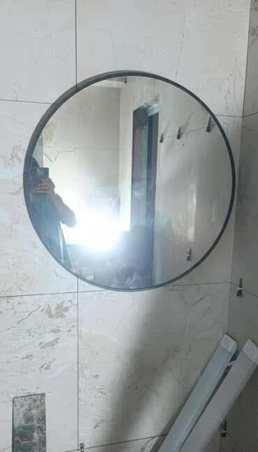 зеркало сферическое: Круглое настенное зеркало в тонкой тёмной рамке. - Форма: круг - — 1