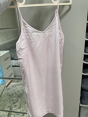 атласные ночные сорочки: Нежная розовая комбинация на тонких регулируемых бретелях. Прямой — 1