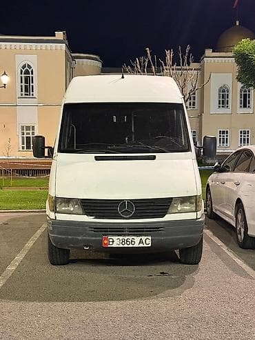 бамперы 210 мерс: Легкий грузовик, Mercedes-Benz, Б/у — 2