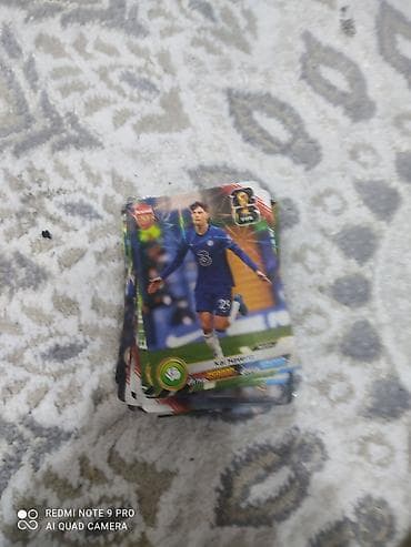 фудболный бутсы: Коллекция футбольных карточек. На фото — стопка карточек с игроками — 1