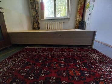 безкаркасная кровать: Продаётся кровать полуторка, с высоким изголовьем, без матраса. Ширина — 3