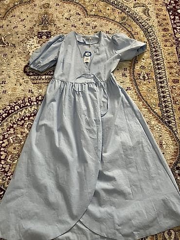 Личные вещи: Платье миди небесно‑голубого цвета с запахом. - Фасон: запашная юбка — 1