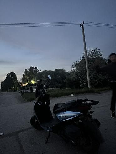 Мототехника: Скутер/мопед городского типа. Основные особенности: - Двигатель — 4