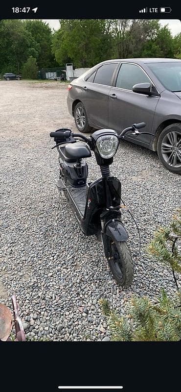 es 2020: Электроскутер Kiwo, черный - Компоновка: удлиненная платформа с двумя — 4