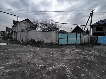 6 соток: Продаётся земельный участок с двором и строением хозяйственного — 1