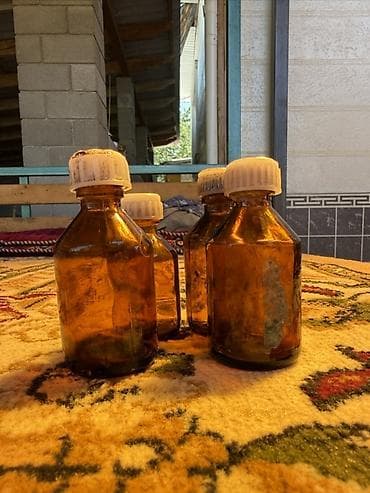 крышки на бутылки: Стеклянные аптечные флаконы коричневого (янтарного) цвета с винтовыми — 7