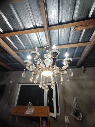 Люстра потолочная почти новая . Новый стоит 18000. Отдам за пол цены
