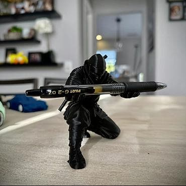 блек пенсил: Подставка-держатель для ручки в виде ниндзя - Эффектная фигурка — 2