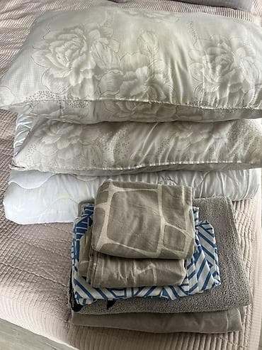 За все что на фото
2 подушки и одеяло полуторка