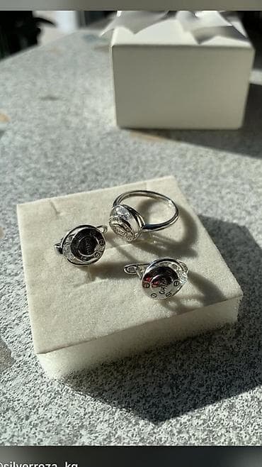 Серебряный комплект украшений в современном стиле. Состав: - Кольцо с