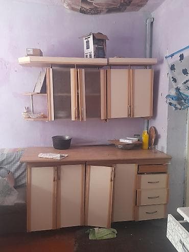 Кухонный гарнитур, выполненный в светлых тонах, состоит из верхних