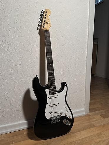 squier: Оригинальная Электрогитара Squier Stratocaster в классическом черном — 1