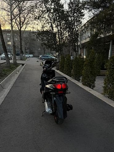 Скутеры: Скутер/максискутер черный, спортивный дизайн. Основные особенности: - — 6