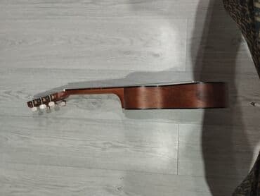 студийные микрофоны: Гитареле (guitalele) — компактный шестивструнный инструмент формата — 3