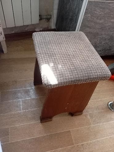 Табуретка район бывшего западного автовокзала. крепкие 2 шт