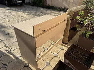 Письменный/компьютерный стол из ЛДСП светлого древесного оттенка