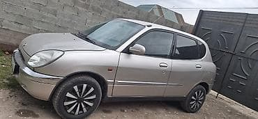 аварийный знак: Daihatsu Sirion: 2000 г., 1 л, Ручные, Бензин, Хэтчбэк — 1