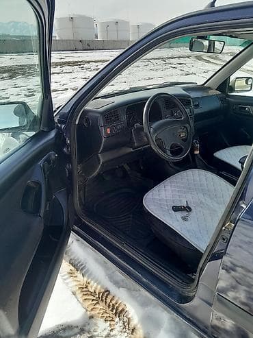 Volkswagen Golf: 1992 г., 2 л, Механика, Бензин, Хэтчбэк