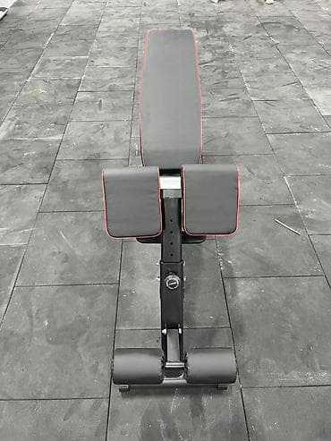 Регулируемая скамья для пресса и жима лежа. Скамья имеет мягкое