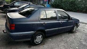 Volkswagen Vento: 1993 г., 1.8 л, Механика, Бензин, Седан
