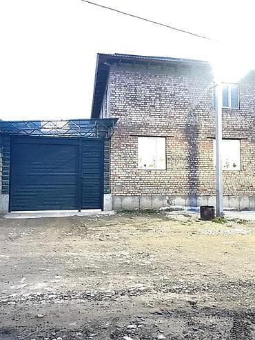 хоз постройки: Продаётся дом с закрытым двором и хозяйственными постройками. - — 2