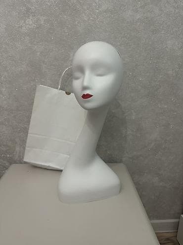 кызыл кия кыз: Демонстрационный манекен-голова для витрины и хранения аксессуаров. - — 2