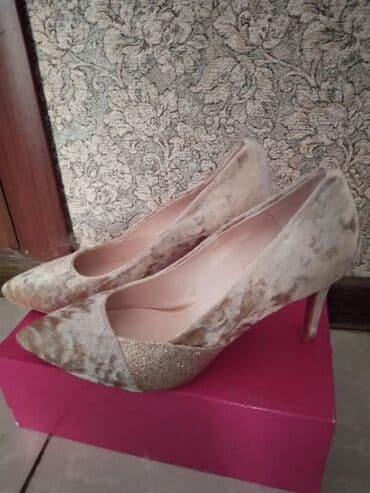 Женская обувь: Продаю туфли. 37-38 размеры, по 500 сом, новые — 2