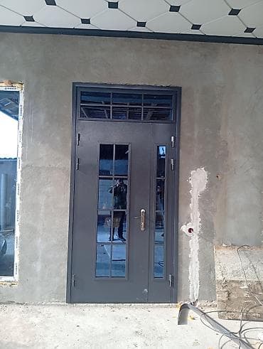 Двери для домов и квартир, Металлическая, Двухстворчатая, Кыргызстанская, Со стеклом, цвет - Серый at lalafo.kg Двери для домов и квартир, Металлическая, Двухстворчатая, Кыргызстанская, Со стеклом, цвет - Серый