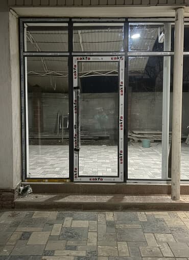 Алюминиево-ПВХ витраж с дверным блоком AKFA - Витражная входная at lalafo.kg Алюминиево-ПВХ витраж с дверным блоком AKFA - Витражная входная