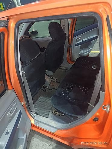 lada 06: Компактный 5‑дверный хэтчбек оранжевого цвета. Основные особенности — 3