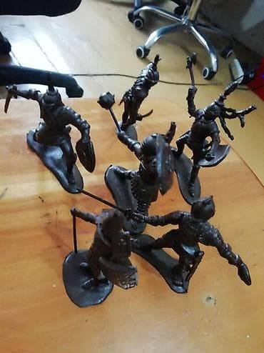 рыцари: Набор фигурок рыцарей - Коллекция из 7 пластиковых фигурок — 2