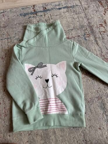 надпись на футболке: Нежно-зеленый свитшот с высоким воротником для девочки. Украшен — 5