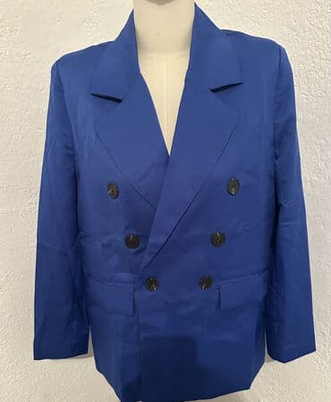 Атайын кийим: Двубортный женский пиджак из плотной костюмной ткани — 4